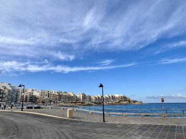 Güneşli bir günde Gozo, Malta 'daki Marsalforn Körfezi' ndeki (Tuz Tavaları) gezinti güvertesinin manzarası