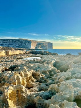 Gozo adasının kayalık sahillerinde güzel bir gün batımı, Malta