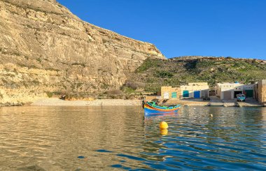 Malta 'nın Gozo adasındaki Xildi Körfezi' ndeki kayalıkların manzarası.
