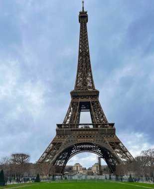 Paris, Fransa 'daki Eyfel Kulesi. Eyfel Kulesi Paris, Fransa 'da dövülmüş bir demir kafes kulesidir..