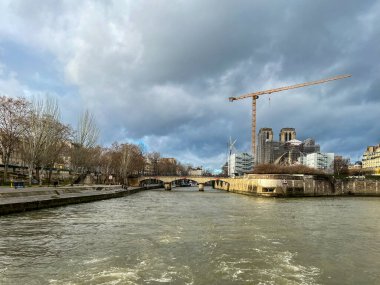 Paris, Fransa 'daki Seine nehri kıyısında City Island' da yanan Notre-Dame 'ın (le de la Cit ). 