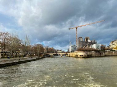 Paris, Fransa 'daki Seine nehri kıyısında City Island' da yanan Notre-Dame 'ın (le de la Cit ). 
