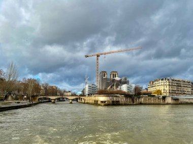 Paris, Fransa 'daki Seine nehri kıyısında City Island' da yanan Notre-Dame 'ın (le de la Cit ). 