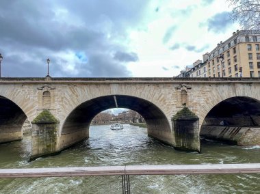 Pont Neuf, Pont Neuf, Paris, Fransa, Avrupa bulutlu bir kış gününde 