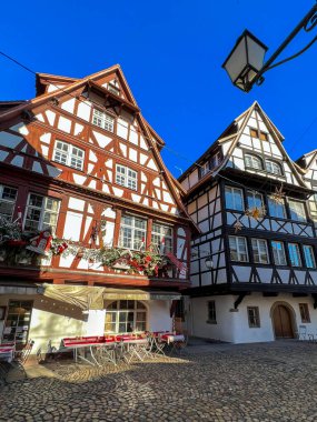 Fransa 'nın Strazburg bölgesindeki Petite France bölgesinde tarihi binaları olan eski şehir manzarası. 