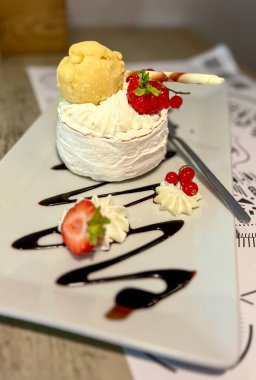 Kremalı ve dutlu kremalı kremalı pasta ve bir restoranda çikolata dalgaları.