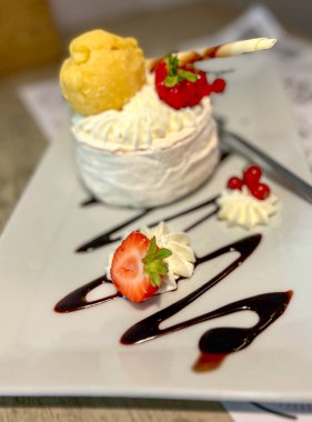 Kremalı ve dutlu kremalı kremalı pasta ve bir restoranda çikolata dalgaları.