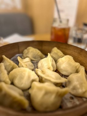 Buharda pişirilmiş hamur köfteleri ahşap bambu buharlı buharda bir tabak meyve suyu gibi.