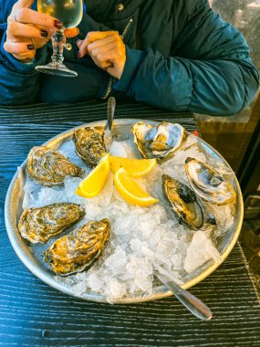 Limonlu taze istiridye ve restoranda beyaz şarap.