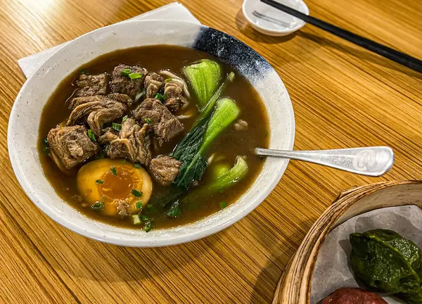 Restoranda domuz etli erişte çorbası ve yumurta..