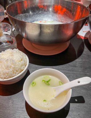 Kaynamış pirinç ve çorba masanın üstünde, Çin mutfağı.