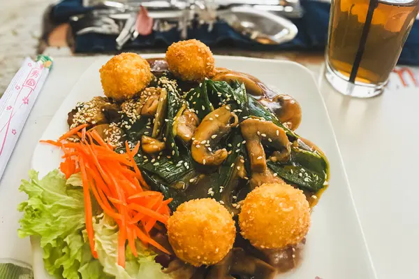  Susamlı tatlı ve ekşi soslu kızarmış balık köftesi.