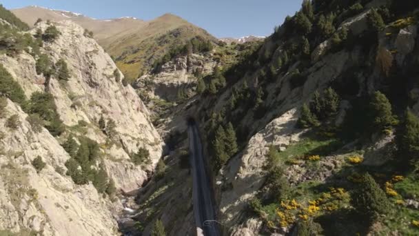 鉄道クレマレラは 山の修道院ヴァル ヌリアに行きます 山の川の隣にある鉄道 無人機からのパノラマビュー — ストック動画