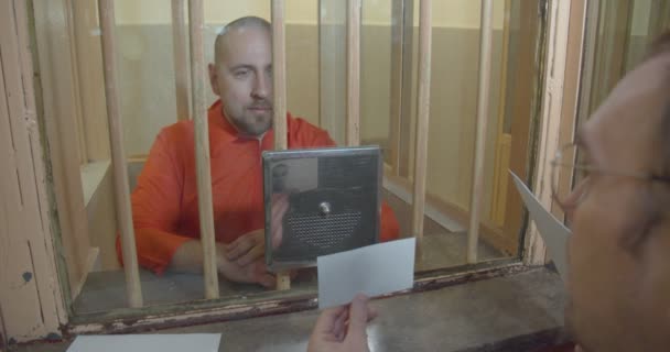 Avvocato Che Mostra Foto Prigioniero Sala Riunioni Prigioniero Non Riconosce — Video Stock
