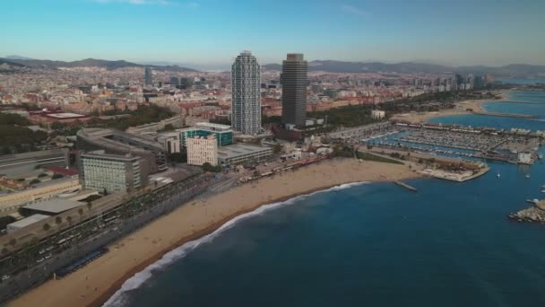 Hermosa Vista Aérea Playa Barcelona Torres Paseo Marítimo Cerca Del — Vídeos de Stock