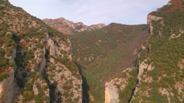 Güneşli bir havada dağ geçidi, insansız hava aracı manzaralı..