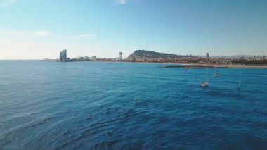 Barcelona limanı Vell 'in panoramik görüntüsü. Barceloneta limanı ve insansız hava aracından halka açık gezinti.