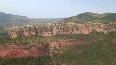 Siurana kasabası, İspanya, Katalunya. Siurana 'nın ortaçağ köyünün havadan görünüşü. Siurana 'nın dağın tepesindeki küçük köyünün panoramik drone görüntüsü