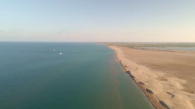 Delta de IEbre doğal parkının havadan görünüşü, Tarragona, Katalonya, İspanya. Delta del Ebro doğal parkının kumulları