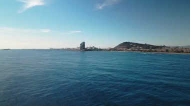 Barcelona limanı Vell 'in panoramik görüntüsü. Barceloneta limanı ve halka açık gezinti alanı, hava manzarası