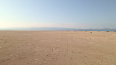Çölün üzerinden geçerek Delta de IEbre doğal parkına, Tarragona, Katalonya, İspanya 'ya doğru uçuyor. Delta del Ebro doğal parkının kumulları