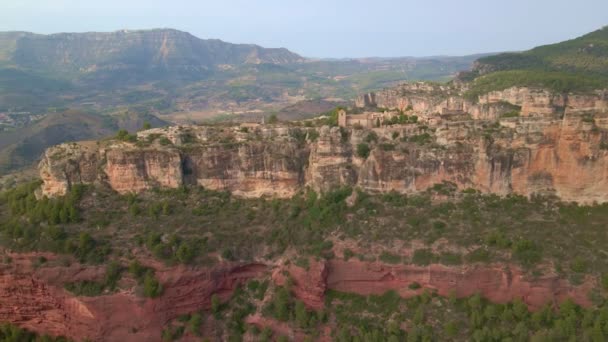 西班牙Siurana镇 Catalunya 从空中俯瞰中世纪的Siurana村 山顶上的小村庄Siurana的全景无人驾驶图像 — 图库视频影像