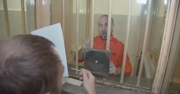 罪犯与律师争论 囚犯拒绝在文件上签字 律师欺骗客户 — 图库视频影像
