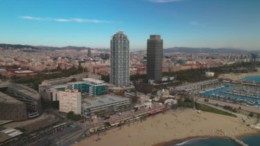Barcelona sahilinin panoramik manzarası ve bir İHA 'dan Barcelona limanı. Barcelona kıyısı havadan