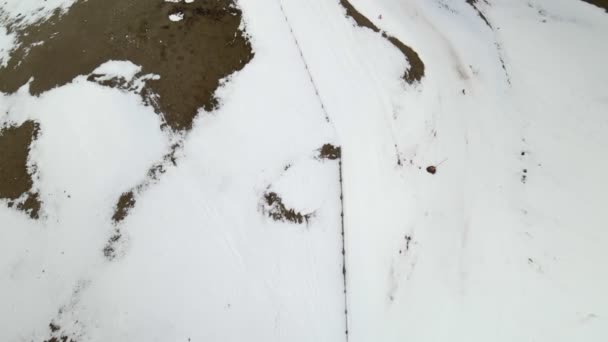 滑雪者乘坐陡峭的滑雪场 俯瞰空中 慢动作 滑雪场 无人观景 — 图库视频影像