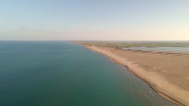 Geniş düzlükler üzerinde uçmak ve uzun, manzaralı bir kıyı şeridi boyunca, masmavi denizin kıyılarla buluştuğu delta del Ebro doğal parkının doğal güzellikteki kumullarının muhteşem bir görüntüsü.