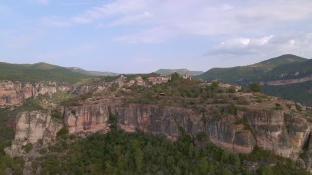 西班牙Siurana镇 Catalunya 从空中俯瞰中世纪的Siurana村 山顶上的小村庄Siurana的全景无人驾驶图像 — 图库视频影像