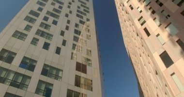 Açık mavi gökyüzüne karşı ofis gökdelenlerinin güzel üst manzarası.