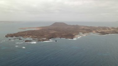 Okyanustaki resim gibi küçük bir adanın insansız hava aracından panoramik görüntüsü