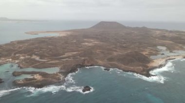 Okyanustaki resim gibi küçük bir adanın insansız hava aracından panoramik görüntüsü