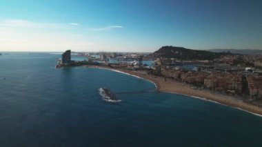 Denizden Barselona 'nın havadan görünüşü. Barceloneta plajı, Montjuic dağı, deniz limanı ve havaalanı manzarası.