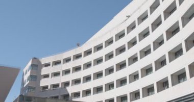 Tipik ofis binasının alttaki görünümü mavi gökyüzünün arka planına karşı