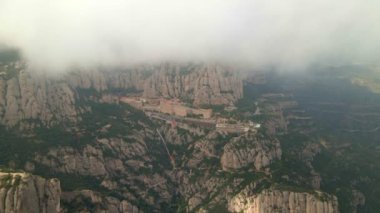 Montserrat Manastırı, Katalonya, İspanya. Santa Maria de Montserrat, Montserrat Dağı 'nda bulunan bir Benedictine manastırı. Barcelona yakınlarındaki Katalonya 'daki Montserrat Manastırı' nın havadan görünüşü.
