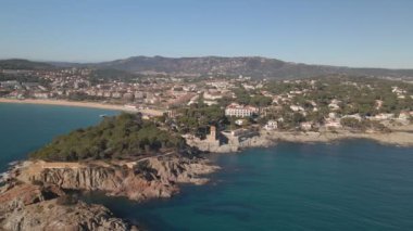 Engebeli kayalıkların üzerinde uçan insansız hava aracı görüntüleri doğanın nefes kesici görüntülerini yakalıyor ve kıyıdaki kayalıklara çarpan dalgaları yakalıyor.