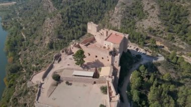 Siurana kasabası, İspanya, Katalunya. Siurana 'nın ortaçağ köyünün havadan görünüşü. Siurana 'nın dağın tepesindeki küçük köyünün panoramik drone görüntüsü