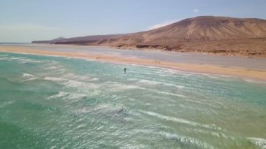 Adaların açıklarında okyanusta uçurtma gibi uçuyor. Uçurtma uçuran insanlar, drone manzarası. aktif spor, tatil