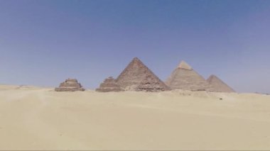 Mısır 'daki çölden Giza piramitlerinin insansız hava aracı görüntüleri. Düzenlemeye izin vermek için günlük kaydında derecelendirilmiş renk. 