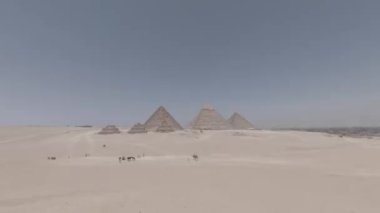 Mısır 'daki çölden Giza piramitlerinin insansız hava aracı görüntüleri. Düzenlemeye izin vermek için günlük kaydında derecelendirilmiş renk. 