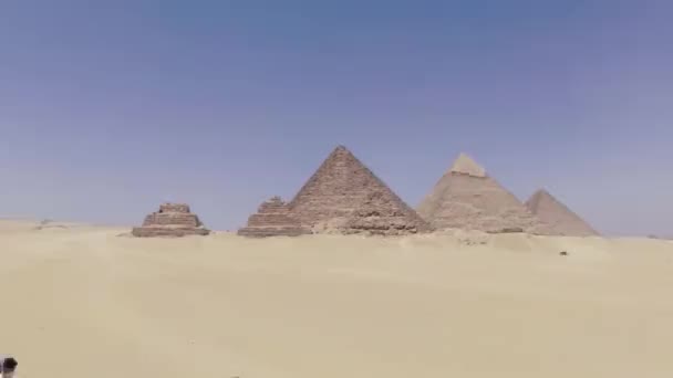 エジプトの砂漠からギザのピラミッドのローリングドローン映像 編集を可能にするためにログでグラデーションされた色 — ストック動画