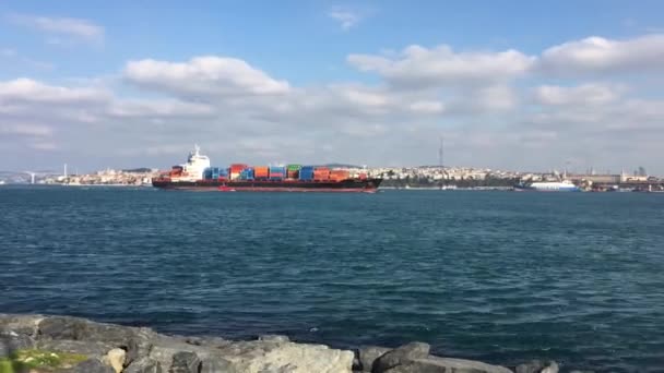 Gran Navío Cargado Contenedores Navegando Hacia Puerto Través Del Cuerno — Vídeo de stock