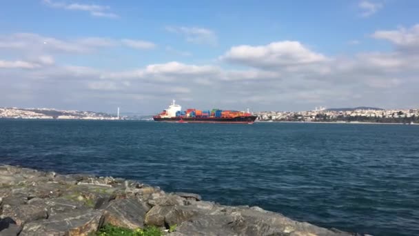 Duży Statek Transportowy Załadowany Kontenerami Płynącymi Portu Przez Złoty Róg — Wideo stockowe