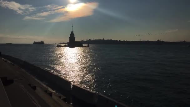 Kráčím Dolů Bospor Směrem Panenské Věži Istanbulu Zatímco Slunce Visí — Stock video