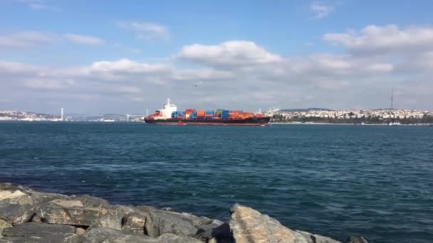 トルコ イスタンブールのゴールデンホーンとボスポラス海峡を経由して港に移動するコンテナを積んだ大型船舶 船は遠くにあり 冷たい水の中をゆっくりと動いています — ストック動画