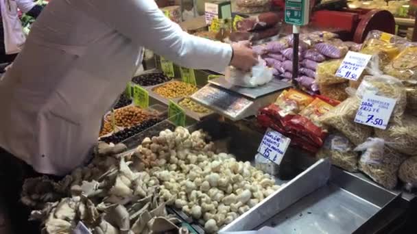 Неопознанный Торговец Порциями Мешок Свежих Грибов Магазине Стамбуле — стоковое видео