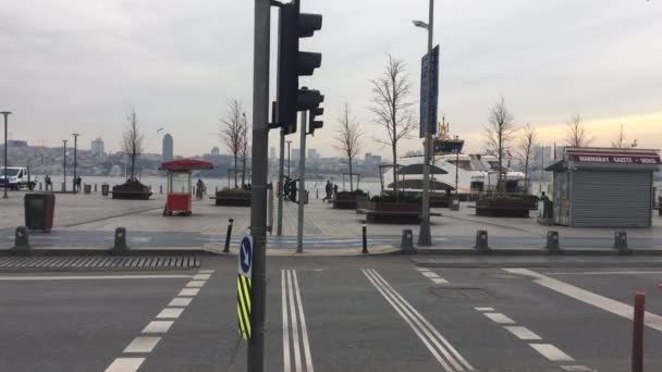 Straat Oversteken Istanbul Naar Boulevard Bij Skdar Ferry Terminal — Stockvideo
