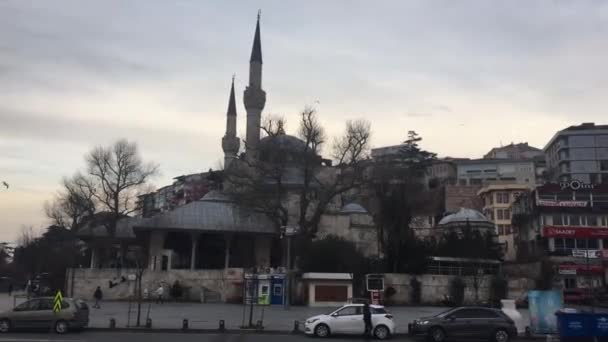 이스탄불의 스카다르에있는 Mihrimah Sultan Mosque의 거대한 모스크는 개방된 하늘과 구조물의 — 비디오